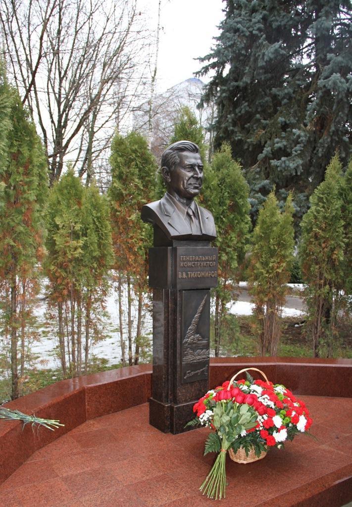 В НИИ приборостроения открыли памятник генеральному конструктору В.В. Тихомирову