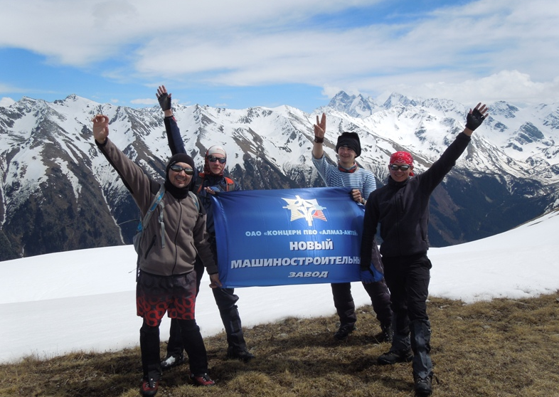 Флаг Филиала № 1 ОАО "Концерн ПВО "Алмаз - Антей" - на Эльбрусе